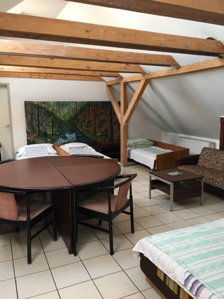 Hostel Goencoelhaz Vác Zewnętrze zdjęcie
